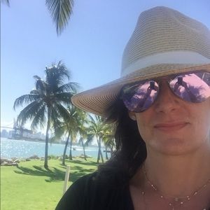 Meet your Posher, Carla